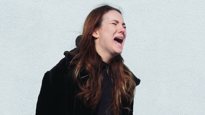 백인 모델 계절 여자 감정 얼굴 벽 포즈 겨울 청소년 갈색머리 표정 한명 야외 옆모습 뷰티 맑음 고통 분노 흰색 표현 상처 연극 비명 적자 성인여자만 4K MOV 해외동영상 클립영상 서양인 1 헤어스타일 뷰포인트 컬러 날씨 문화예술 사람 신체부위 동영상 여자만 성인만 파일형식