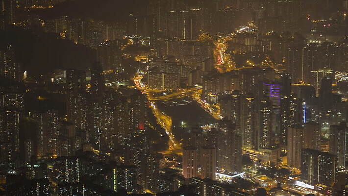 아시아 여행 건축양식 안테나 파노라마 사람없음 건물 금융 도시풍경 고층빌딩 중국 도시 야간 저녁 큼 지역 홍콩 스카이라인 빛망울 항공촬영 얇은 패닝샷 4K 타임랩스 설정숏 MOV 해외동영상 클립영상 자연요소 건축물 건축 나라 뷰포인트 통신 촬영기법 풍경 빌딩 경제 빛 크기 동영상 파일형식