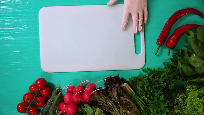 음식 장갑 잎 다이어트 토마토 채소 탁자 양파 파슬리 건강 관리 요리 사람없음 빨간색 초록색 농장 요리사 식사 흰색 칼 상추 균형 자르기 다발 책상 준비 유기농 레시피 후추 건강식 딜 채식주의자 총각무 터키석 회향 그리너리 비건 4K MOV 해외동영상 클립영상 식물 직업 웰빙 잡화 컬러 가구 농업 모션 무 보석 향신료 채식 동영상 파일형식 트랜드컬러