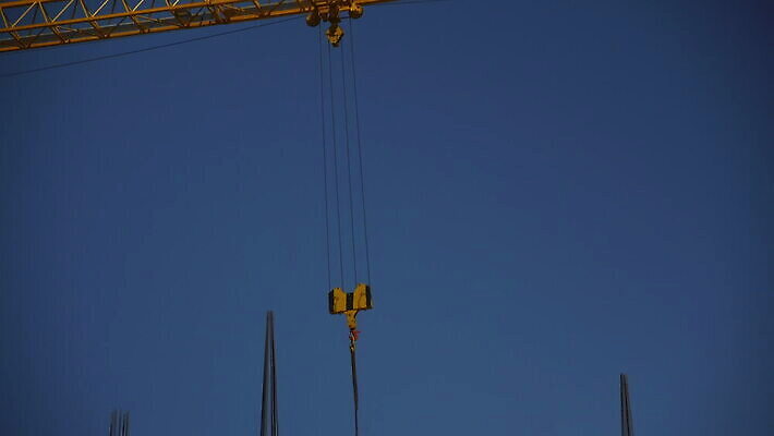 산업 하늘 노동자 사람없음 건물 탑 기계 블록 장비 건설현장 화물 도시 업무 작업 수술 엔지니어 감독 상품 몸무게 건축가 기중기 시설 공학 개발 건축업자 리프팅 방법 설치 운영자 철강 콘크리트 프로젝트 4K MOV 해외동영상 클립영상 직업 건축물 교육 건축 건설업 운송업 중장비 기술자 동영상 파일형식
