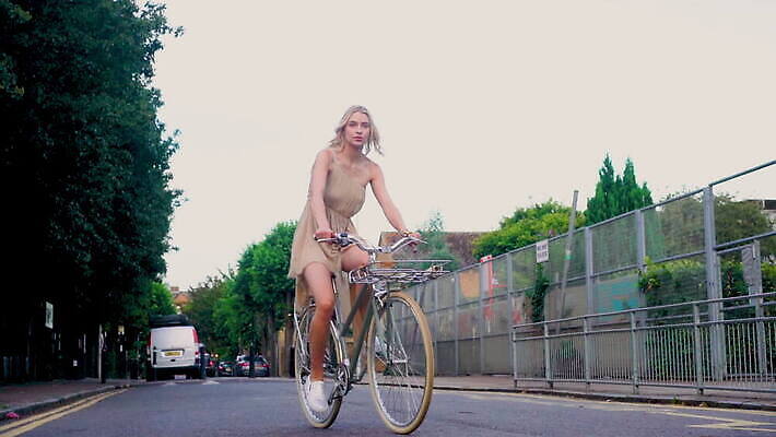 나무 백인 라이프스타일 긴머리 드레스 여자 도로 교통수단 로우앵글 교통시설 청소년 영국 잉글랜드 거리 한명 20대 야외 캐주얼 울타리 금발 자전거 경계선 런던 사이클링 성인여자만 성인여자한명만 MOV 해외동영상 슬로모션 클립영상 서양인 식물 1 헤어스타일 옷 유럽 길 선 뷰포인트 교통 촬영기법 사람 청년 생활 담장 바이크 육상스포츠 경계 시설 동영상 여자만 여자한명만 성인만 파일형식