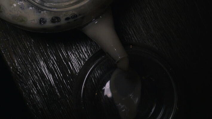 음료 유리 탁자 사람없음 컵 식당 카페 우유 흰색 뜨거움 붓기 찻주전자 인도인 서빙 마살라 4K MOV 해외동영상 클립영상 외국인 식기 컬러 가구 모션 재질 주전자 유제품 동양인 상점 동영상 파일형식