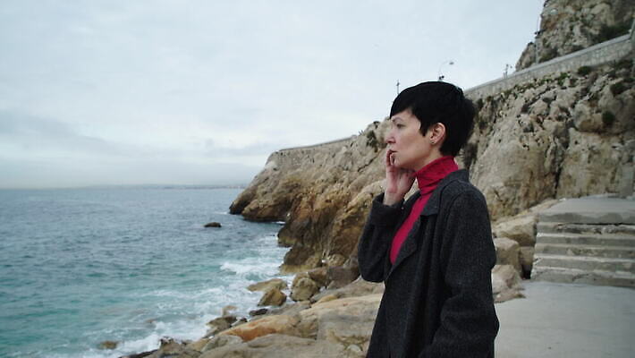 직업 1 여자 파도 바다 겨울 비즈니스 통신 모바일 세포 대화 한명 20대 성인 해변 빨간색 스마트폰 핸드폰 여행객 외침 추위 코트 프랑스 잡기 메시지 전화기 만족 4G 4K MOV 해외동영상 클립영상 계절 감정 유럽 컬러 모션 IT 말하기 사람 청년 전자제품 스마트기기 소리 외투 동영상 파일형식