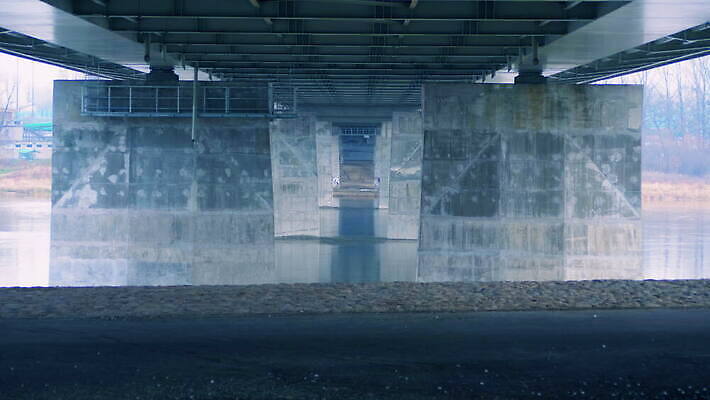 나무 공공시설 여행 건축양식 모션 자연 잉글랜드 안테나 사람없음 물 파란색 강 반사 성당 계곡 기찻길 회색 기차 흐름 기둥 고속도로 개울 연결 큼 홍수 아래 구름다리 랜드마크 콘크리트 현재 4K MOV 해외동영상 클립영상 자연요소 식물 건축 도로 육상교통 컬러 컨셉 통신 종교건축 영국 대중교통 다리_건축물 크기 자연재해 방향 시설 생태계 위치 동영상 파일형식
