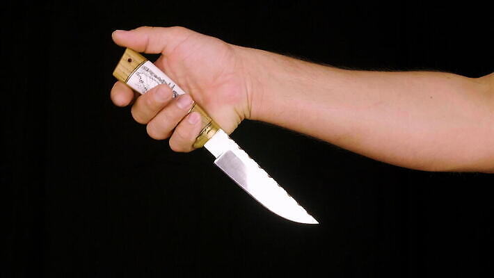 손 남자 무기 백그라운드 컨셉 손잡이 사람 목재 장식 금속 주방 검은색 공구 죽음 잡기 칼날 범죄 칼 은색 위험 큼 공격 무서움 수집 위협 날카로움 팔 보여주기 나쁜 고립 고물 공격적 살인범 암살자 옛날 전용 철강 호러 4K MOV 해외동영상 클립영상 나무 감정 컬러 재료 모션 재질 신체부위 도구 크기 공포 동영상 파일형식