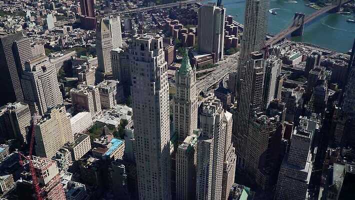 여행 비즈니스 건축양식 하늘 새로움 안테나 파노라마 풍경 사람없음 건물 물 금융 파란색 강 도시풍경 사무실 탑 항구 고층빌딩 미국 도시 도심 뉴욕 지역 방문 대도시 스카이라인 맨해튼 랜드마크 허드슨강 브루클린 4K MOV 해외동영상 클립영상 자연요소 건축물 건축 컬러 컨셉 북아메리카 통신 교통시설 촬영기법 빌딩 경제 동영상 파일형식