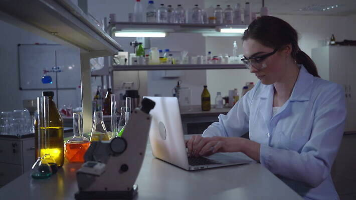 백인 직업 1 여자 산업 과학 건강 실험 한명 사람 성인 30대 노트북 컴퓨터 사무실 약 건강관리 자료 방 장비 의사 코트 흰색 타이핑 작업 기술자 실험실 저녁 연구원 집중 시작 시설 생물학 유전 화학자 4K MOV 해외동영상 클립영상 서양인 교육 컬러 컨셉 비즈니스 의학 관리 장년 전자제품 외투 의료진 밤 야간 과학자 동영상 파일형식