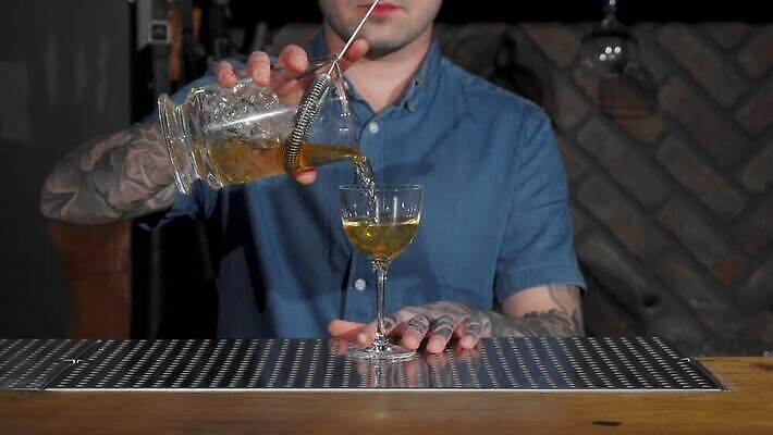 직업 라이프스타일 음료 유리 노동자 주류 실내 한명 파티 식당 얼음 희망 주스 카페 기쁨 알코올 칵테일 바 고명 액체 붓기 우아함 서비스 클럽 바텐더 테킬라 보드카 섞기 위스키 토닉 유흥 셰이커 맛있는 4K MOV 해외동영상 클립영상 자연요소 1 감정 컨셉 모션 재질 사람 이벤트 내부 생활 상점 동영상 파일형식