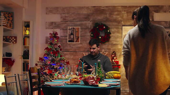 백인 전통 계절 행복 할머니 어린이 음식 크리스마스 가족 탁자 휴가 손녀 주택 함께함 미소 사람 앉기 친구 파티 축제 식사 저녁식사 기쁨 모임 축하 저녁 연결 먹기 잔치 긍정 서빙 나눔 칠면조 조부모 채팅 크리스마스이브 핸드메이드 맛있는 4K MOV 해외동영상 클립영상 서양인 여자 기념일 노년 감정 가구 컨셉 관계 모션 조류 표정 이벤트 건물 야간 손주 동영상 파일형식