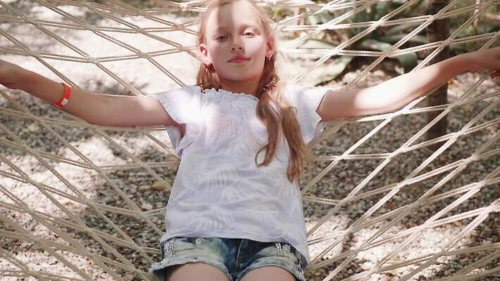 라이프스타일 여자 어린이 여행 휴가 휴식 한명 미소 사람 야외 10대 해먹 4K MOV 해외동영상 클립영상 1 컨셉 청소년 표정 생활 침대 동영상 파일형식