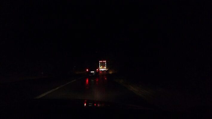 산업 도로 여행 겨울 비즈니스 교통시설 모션 자동차 유리 하늘 날씨 거리 사람없음 빛 어둠 운전 화물 흰색 바퀴 고속도로 승차 야간 저녁 위험 사건 짐차 트레일러 계기판 루트 방법 자동 눈내림 1인칭시점 4K MP4 해외동영상 클립영상 자연요소 시선 계절 길 육상교통 컬러 교통 컨셉 재질 눈_날씨 운송업 시설 동영상 파일형식