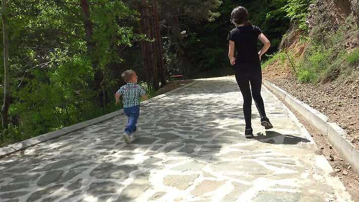 백인 라이프스타일 공원 행복 어린이 스포츠 2 함께함 건강 사람 소년 야외 달리기 조깅 운동 도시 연습 달리기선수 주자 4K HD MP4 해외동영상 클립영상 서양인 공공시설 남자 감정 컨셉 모션 생활 육상선수 동영상 파일형식