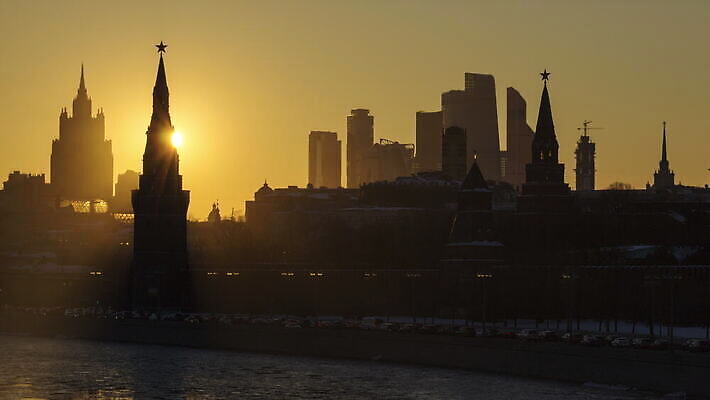 건축양식 자동차 사람없음 건물 강 도시풍경 태양 일몰 러시아 랜드마크 모스크바 크렘린궁전 4K 타임랩스 MOV 해외동영상 클립영상 자연요소 건축물 건축 유럽 육상교통 촬영기법 풍경 노을 궁전 도시 동영상 크렘린 파일형식