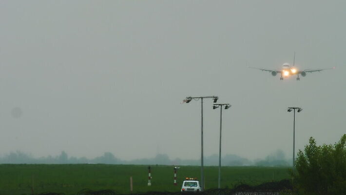 교통시설 하늘 아침 비행기 사람없음 공항 항공 상업 제트기 승객 엔진 대패 착륙 접근 항공사 4K 알마티 MOV 해외동영상 클립영상 주간 산업 교통 항공교통 대중교통 시설 동영상 카자흐스탄 파일형식