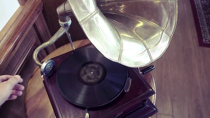 디자인 음악 백그라운드 놀이 손잡이 미술 사람없음 목재 상자 금속 확성기 소리 듣기 장비 수확 골동품 기구 춤 역사 시장 클래식 정상 향수 오브젝트 복고 오디오 축음기 비닐 턴테이블 항공촬영 고물 구식 깔대기 되감기 옛날 조작 플레이어 스타일 4K MP4 해외동영상 클립영상 나무 뷰포인트 음향기기 컨셉 농업 재료 모션 재질 문화예술 전자제품 화장품 동영상 파일형식