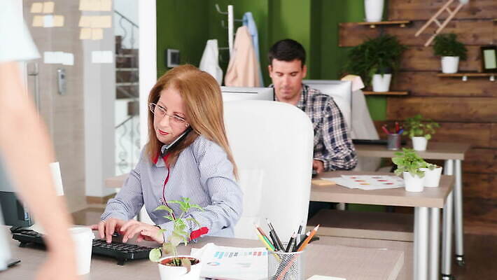 직업 여자 행복 회사 비즈니스 CEO 사업가 통신 노동자 직장 실내 대화 미소 사람 금융 노트북 스마트폰 핸드폰 컴퓨터 사무실 공책 업무 비즈니스우먼 자신감 책상 경영자 부름 경영 4K MOV 해외동영상 클립영상 감정 가구 모션 문구용품 표정 말하기 내부 경제 전자제품 스마트기기 작업 직장인 리더 동영상 파일형식