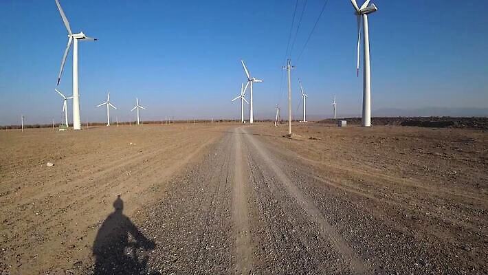 식물 도로 길 여행 날개 자연 하늘 바람 풍경 사람없음 야외 초록색 여름 환경 탑 자전거 힘 재활용 풍차 발전기 에너지 풍력에너지 정상 프로펠러 순환 회전 사이클링 유지 돛대 방앗간 드론 바이킹 생태학 스텝 MP4 해외동영상 클립영상 자연요소 건축물 계절 교육 컬러 교통시설 모션 날씨 바이크 발전소 그린에너지 육상스포츠 친환경 생태계 동영상 파일형식
