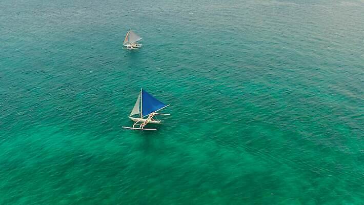 파도 바다 여행 요트 자연 휴가 휴식 항해 풍경 사람없음 야외 물 여름 파란색 항구 만 보트 고급 크루즈 함선 보라카이 석호 항공촬영 조감도 터키석 파라다이스 4K MOV 해외동영상 클립영상 자연요소 계절 뷰포인트 컬러 컨셉 교통시설 필리핀 배 보석 생태계 동영상 선박 파일형식