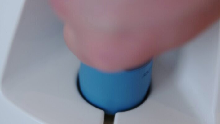 옷 선 벽 백그라운드 가사 가정 하늘 표면 지붕 날씨 주택 건조 한명 서기 물 파란색 금속 기계 공구 직물 도시 면 업무 판넬 뜨거움 주름 빨래 은색 컨테이너 철 오브젝트 탱크 언론 다리미질 옛날 접기 줄서기 철강 아연 4K MP4 해외동영상 클립영상 자연요소 1 산업 컬러 모션 재질 사람 건물 도구 작업 동영상 영양소 파일형식