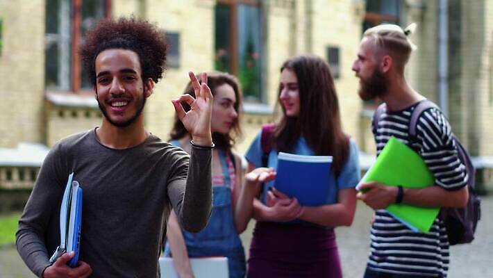 학생 라이프스타일 공원 남자 포즈 손가락 함께함 대화 서기 미소 사람 여러명 20대 야외 건물 청춘 카메라 정원 공책 그룹 대학교 보여주기 다민족 단절 안뜰 4K MP4 해외동영상 클립영상 건축물 손 공공시설 다수 컨셉 학교 모션 문구용품 표정 말하기 청년 생활 전자제품 동영상 파일형식