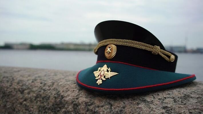 직업 모자 드레스 옷 별 무기 유니폼 작업복 경비 사람 사람없음 장식 빨간색 초록색 머리 검은색 어둠 힘 덮개 흰색 직물 악단 방어 황금 심볼 직원 오브젝트 서비스 사인 군용 싸움 배지 육군 병정 러시아인 소비에트 장교 정중 캡모자 국경 MOV 해외동영상 클립영상 자연요소 서양인 모자_잡화 잡화 음악 컬러 컨셉 모션 군대 어류 안전 신체부위 뚜껑 보호 동영상 파일형식