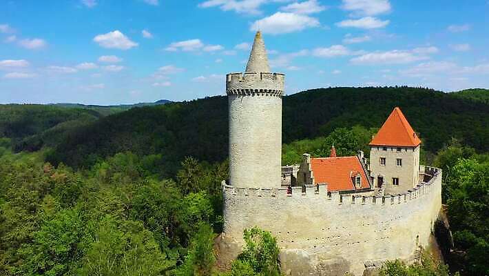 외관 유럽 벽 여행 건축양식 자연 안테나 파노라마 풍경 사람없음 건물 탑 궁전 수확 골동품 바위 시골 성 방어 중세 역사 숲 체코 프라하 천연기념물 고딕 드론 랜드마크 보헤미아 옛날 웅장함 4K MP4 해외동영상 클립영상 건축물 건축 나라 고건축 농업 통신 촬영기법 어류 돌_바위 생태계 동영상 파일형식