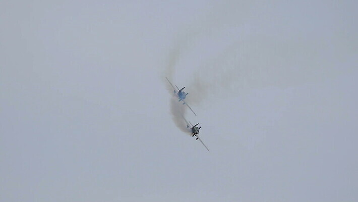 구름 하늘 비행기 안테나 사람없음 파란색 세계 힘 수확 골동품 역사 작음 파일럿 공군 항공 복고 군용 프로펠러 전쟁 쇼 해군 제트기 에어쇼 대패 옛날 착륙 폭격기 MOV 해외동영상 클립영상 자연요소 직업 무기 컬러 농업 통신 항공교통 대중교통 군대 크기 동영상 파일형식