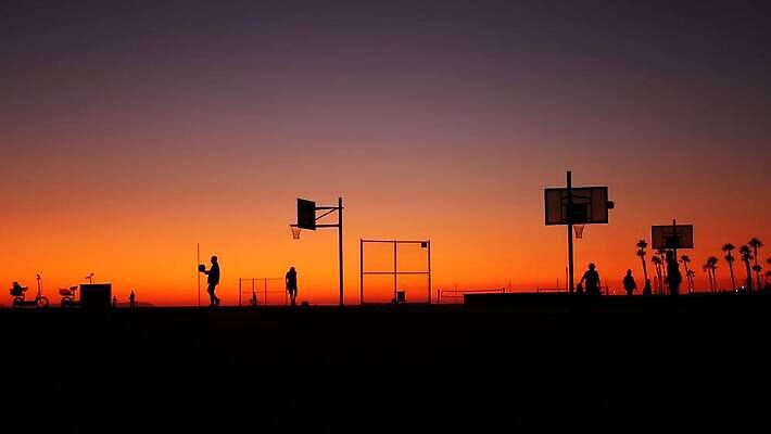 실루엣 공 농구 여러명 야외 점프 미국 일몰 게임 캘리포니아 농구장 4K MP4 해외동영상 클립영상 다수 북아메리카 스포츠시설 모션 놀이 촬영기법 사람 구기 노을 동영상 파일형식