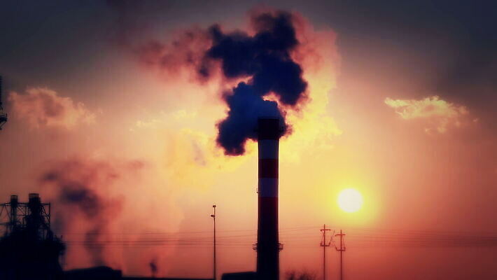 식물 실루엣 산업 공장 하늘 굴뚝 사람없음 글로벌 햇빛 태양 일출 환경 힘 일몰 손상 에너지 독약 오염 분위기 연기 수증기 파이프 연료 가스 배기가스 생태학 스모그 화학물질 4K MOV 해외동영상 클립영상 자연요소 교육 컨셉 공업 촬영기법 노을 화학 동영상 파일형식