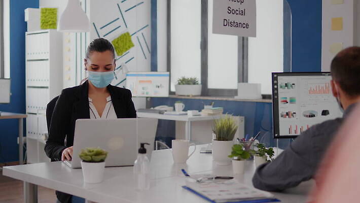 직업 라이프스타일 여자 얼굴 비즈니스 노동자 직장 건강 가면 마스크 안전 사람 노트북 컴퓨터 사무실 업무 작업 비즈니스맨 비즈니스우먼 바이러스 보호 질병 동료 예방 감염 방패 전염병 코로나바이러스 사회적거리두기 뉴노멀 4K MOV 해외동영상 클립영상 남자 캠페인 컨셉 회사 의학 관계 생활 신체부위 경제 전자제품 직장인 동영상 파일형식