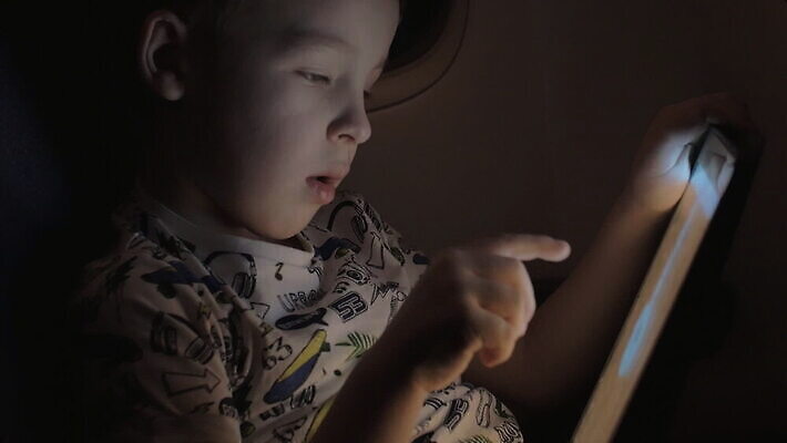 백인 어린이 놀이 한명 사람 소년 태블릿 게임 야간 비행기내부 터치스크린 MOV 해외동영상 슬로모션 클립영상 자연요소 서양인 1 남자 비행기 촬영기법 내부 전자제품 스마트기기 동영상 파일형식