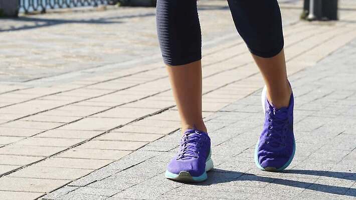 스포츠 백그라운드 운동화 신발 부분 모션 거리 그림자 한명 서기 야외 운동 태양 스트레칭 시간 닫기 발자국 아스팔트 날씬함 타일 연습 회전 레깅스 4K MOV 해외동영상 클립영상 자연요소 1 도로 자국 하의 건강 사람 몸매 동영상 파일형식