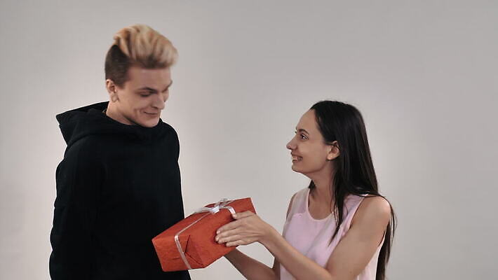 백인 라이프스타일 커플 여자 기념일 행복 백그라운드 크리스마스 2 관계 휴가 새해 함께함 실내 발렌타인데이 선물 사랑 미소 소년 20대 성인 두명 빨간색 친구 상자 축제 놀람 흰색 축하 잡기 주기 밀레니얼 4K MOV 해외동영상 클립영상 서양인 남자 감정 어린이 컬러 컨셉 모션 데이이벤트 표정 사람 이벤트 청년 내부 생활 경제 동영상 파일형식