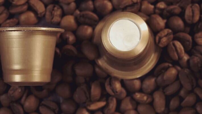 커피 음료 휴식 콩 주택 사람없음 컵 갈색 금속 주방 어둠 기계 이탈리아 거품 카페 원두 흰색 신선 뜨거움 붓기 아침식사 가루 가득함 크림 만들기 아로마 슛 부드러움 카푸치노 에스프레소 단절 더블 라떼 모카 아라비카 양조 자동 철강 카페인 4K MOV 해외동영상 클립영상 식기 유럽 컬러 컨셉 모션 재질 곡류 건물 상점 식사 감각 동영상 파일형식