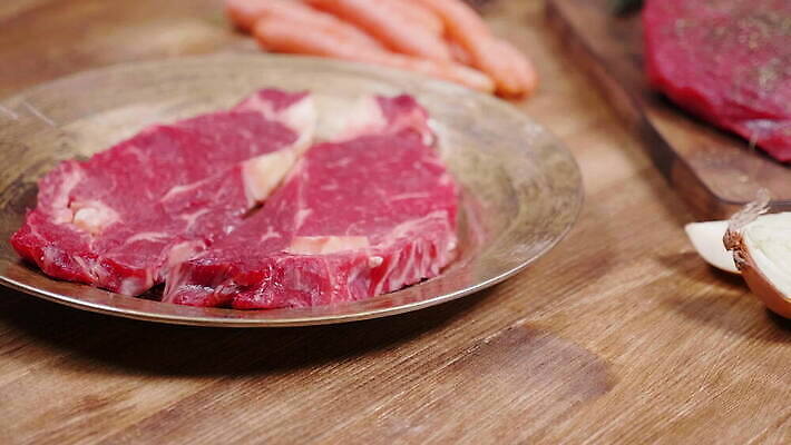 동물 접시 잡화 음식 조각 백그라운드 다이어트 채소 양파 건강 마늘 육류 돼지고기 스테이크 요리 비프스테이크 사람없음 빨간색 주방 식당 식사 당근 소고기 신선 혈액 그릴 바비큐 자르기 날것 슬라이스 후추 로즈메리 내추럴 단백질 식용 4K MOV 해외동영상 클립영상 식기 컬러 식재료 모션 주방용품 뿌리채소 서양음식 상점 허브 향신료 동영상 영양소 파일형식