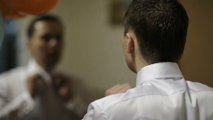 응시 남자 결혼 셔츠 넥타이 한명 거울 의식 준비 MOV 해외동영상 클립영상 1 시선 잡화 상의 사람 이벤트 동영상 파일형식