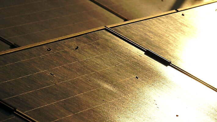 식물 자연 하늘 지붕 세포 따뜻함 사람없음 초록색 경제 파란색 글로벌 햇빛 태양 환경 맑음 힘 일몰 재활용 발전기 에너지 판넬 태양에너지 패널 생태학 수집가 공급 획기적 4K MOV 해외동영상 클립영상 자연요소 직업 교육 컬러 날씨 노을 발전소 그린에너지 친환경 생태계 동영상 파일형식