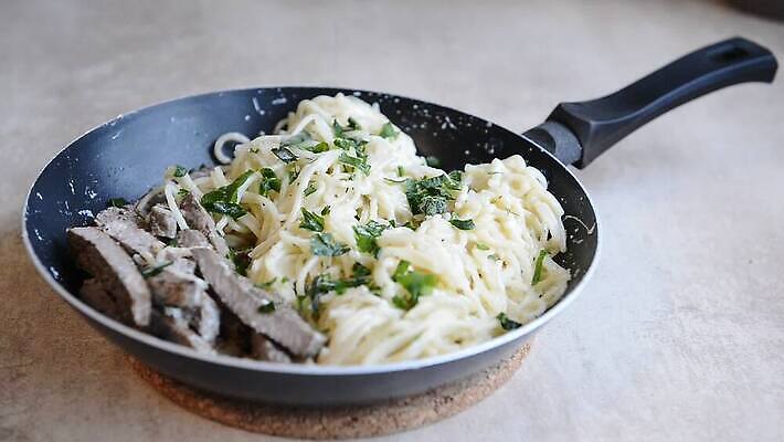 손 남자 음식 빵 토마토 채소 재료 모션 탁자 파스타 건강 육류 요리 사람없음 초록색 주방 요리사 식사 신선 양념 프라이팬 맛 떨어짐 아침식사 먹기 뿌리기 허브 소금 베이컨 레시피 느림 내추럴 작살 해로움 셰이커 맛있는 MOV 해외동영상 클립영상 식물 직업 컬러 가구 컨셉 식재료 주방용품 서양음식 돼지고기 사람 신체부위 동영상 파일형식