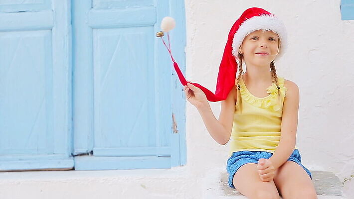 백인 모자 전통 유럽 어린이 여행 크리스마스 장난 지붕 휴가 새해 거리 선물 한명 미소 사람 건물 빨간색 파란색 컬러풀 산타클로스 문 마을 기쁨 흰색 표현 도시 신용카드 연도 지중해 그리스 흥분 좁은 타운 그리스인 미코노스섬 크리스마스이브 클라우스 MOV 해외동영상 클립영상 서양인 1 건축물 잡화 기념일 감정 나라 바다 컬러 섬 표정 금융 동영상 파일형식