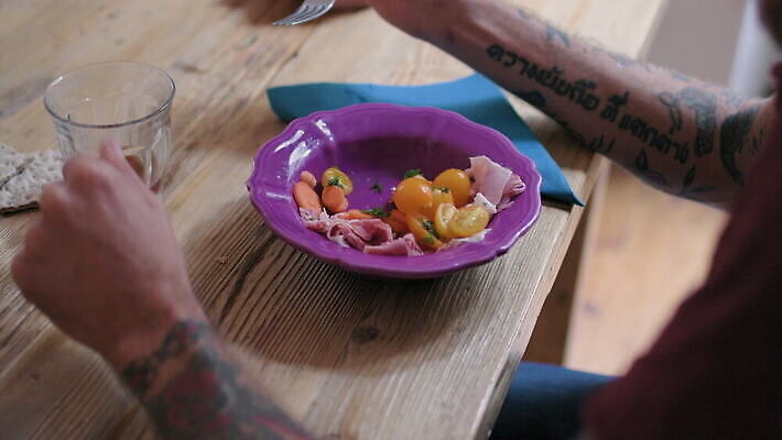 손 음료 음식 40대 가정 방울토마토 유리 탁자 실내 건강 목재 이탈리아 당근 샐러드 사발 먹기 문신 개성 건강식 밀라노 4K 락다운 MOV 해외동영상 클립영상 나무 유럽 중년 가구 토마토 재료 모션 재질 뿌리채소 내부 신체부위 사기그릇 동영상 파일형식