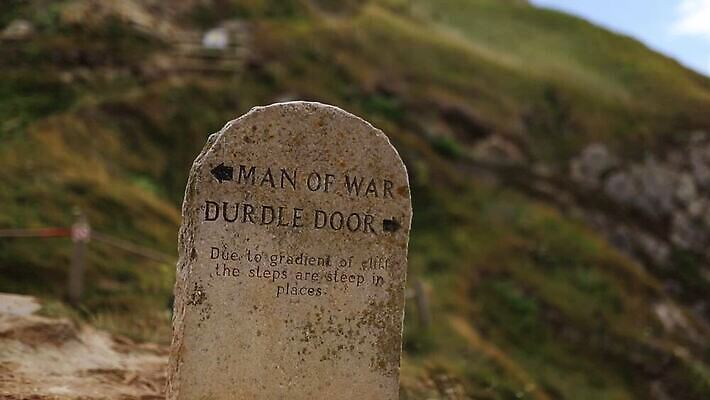 모자 유럽 선 바다 섬 여행 백그라운드 자연 하늘 휴가 영국 잉글랜드 파노라마 사람 풍경 사람없음 야외 초록색 물 도시풍경 항구 역사 언덕 장면 지역 포트 동영상 랜드마크 수평선 MOV 해외동영상 클립영상 자연요소 잡화 나라 컬러 교통시설 촬영기법 도시 생태계 파일형식