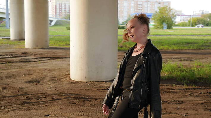 백인 모델 라이프스타일 긴머리 헤어스타일 여자 유럽 포즈 거리 한명 미소 사람 야외 10대 뷰티 유행 걷기 검은색 재킷 도시 시원함 가죽 싱글 동영상 펑크 혼자 스타일 4K MOV 해외동영상 클립영상 서양인 1 나라 컬러 모션 청소년 표정 생활 외투 파일형식