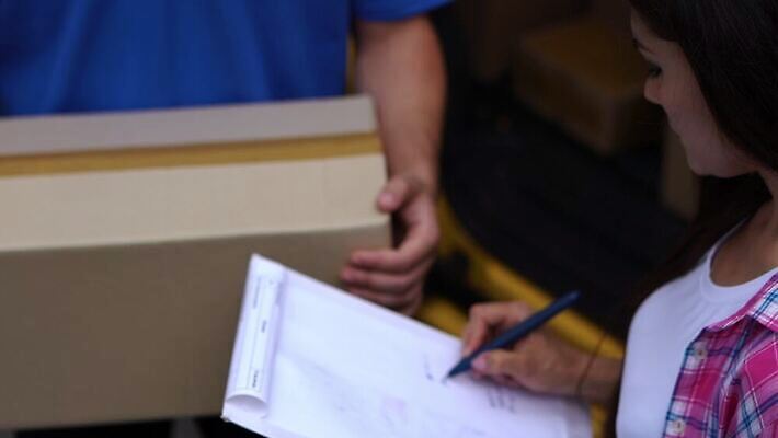 직업 여자 남자 이동 유니폼 비즈니스 교통시설 자동차 두명 가로 파란색 상자 노란색 화물 업무 기다림 배달원 컨테이너 승합차 우체부 서비스 사인 패키지 영수증 짐차 획득 서명 적재 짐싸기 판지 서류판 인내 취급주의 4K MOV 해외동영상 클립영상 옷 산업 육상교통 컬러 교통 컨셉 모션 승용차 경고 사람 금융 사무용품 운송업 작업 시설 동영상 파일형식