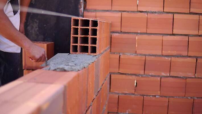 직업 산업 벽 건축양식 벽돌 노동자 주택 사람없음 블록 장비 도구 작업 엔지니어 칼 수리 땅 모종삽 측정 시멘트 주걱 진흙 층 건축업자 공예가 미장 복원 석고 석공 재주꾼 콘크리트 4K MP4 해외동영상 클립영상 건축 주방용품 건물 기술자 삽 동영상 파일형식