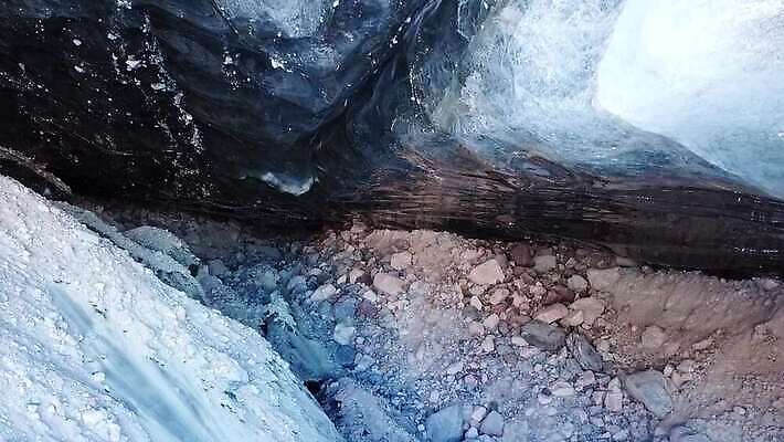 계절 여행 백그라운드 겨울 자연 하늘 산 실내 아이슬란드 풍경 사람없음 물 파란색 빛 강 냉동 얼음 검은색 어둠 추위 흰색 녹음 터널 동굴 균열 위험 북극 빙하 서리 암초 빙산 북쪽 고드름 내추럴 드론 지질학 카자흐스탄 4K 알마티 MP4 해외동영상 클립영상 자연요소 교육 유럽 아시아 길 컬러 컨셉 모션 내부 기록 극지방 방향 생태계 동영상 파일형식