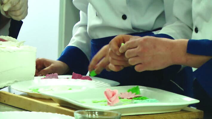 손 음식 포즈 유니폼 다이어트 과일 재료 손가락 디저트 요리 장식 쿠키 케이크 주방 식당 초콜릿 숟가락 요리사 저녁식사 빵집 샐러드 작업 달콤 보호 굽기 만들기 베리 스터핑 음식준비 제빵사 페스츄리 MOV 해외동영상 클립영상 직업 옷 빵 컨셉 모션 수저 건강 신체부위 상점 식사 맛 구이 준비 동영상 파일형식