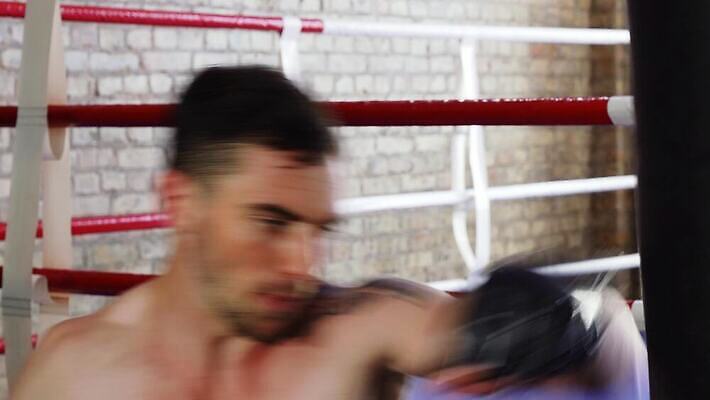 직업 라이프스타일 스포츠 이동 신체 가방 모션 건강 한명 상자 힘 주먹 권투 펀치 속도 체육관 싸움 근육질 무거움 운동가 챔피언 자극 4K MOV 해외동영상 클립영상 1 잡화 컨셉 근육 사람 생활 격투기 무게 몸매 동영상 파일형식