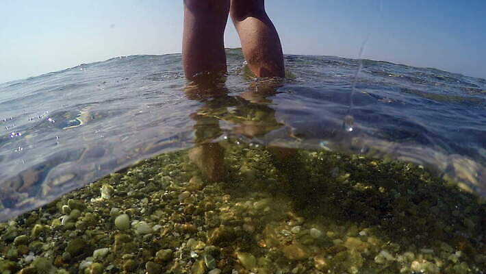 모델 라이프스타일 여자 행복 바다 여행 자연 휴가 휴식 바닥 사람없음 야외 물 비키니 햇빛 뷰티 유행 산책 트래킹 자유 신선 우아함 날씬함 섹슈얼리티 이국적 스타일 4K MOV 해외동영상 클립영상 자연요소 수영복 감정 컨셉 레저 사람 생활 태양 몸매 생태계 동영상 파일형식