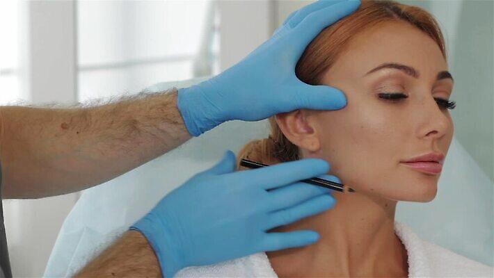 백인 직업 라이프스타일 외관 응시 여자 남자 얼굴 컬러 장갑 실내 관리 한명 미소 앉기 성인 뷰티 연필 상점 화장품 거울 립스틱 잡기 닫기 미용사 고객 피부 확인 서비스 피부관리 돌봄 MP4 해외동영상 클립영상 서양인 1 시선 잡화 모션 학용품 표정 사람 내부 생활 신체부위 필기구 동영상 파일형식