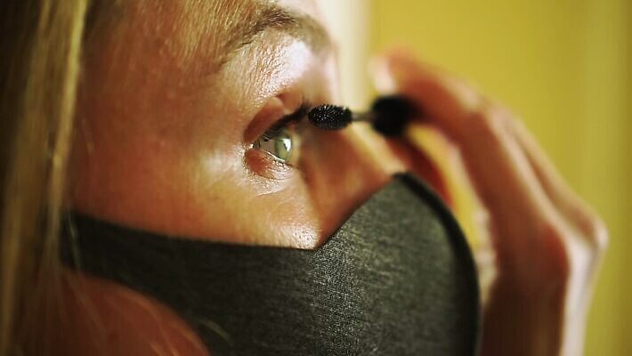 백인 라이프스타일 여자 주택 실내 건강 가면 한명 빛 뷰티 거울 고통 화려 바이러스 보호 위생 속눈썹 마스카라 예방 긍정 감염 고립 돌봄 전염병 제어 코로나바이러스 MP4 해외동영상 클립영상 서양인 1 감정 컨셉 모션 사람 내부 건물 생활 화장품 질병 눈썹 동영상 파일형식